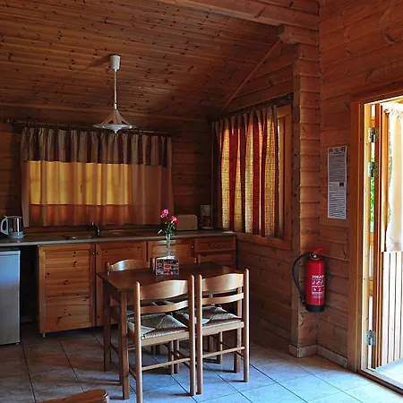 Sandys And Log Hotel 2*