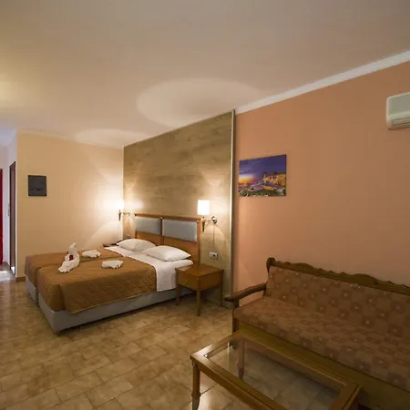 Sandys And Log Hotel
